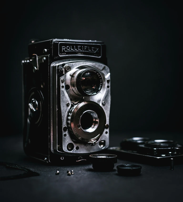 Appareil photographique ancien sur fond sombre.