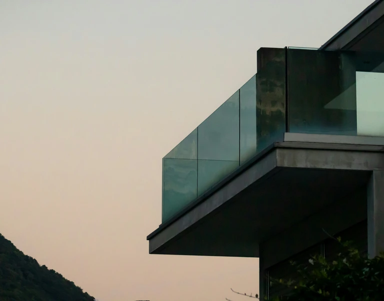 Bâtiment moderne à la tombée du jour.