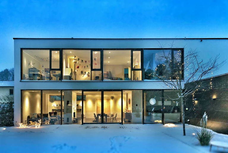 Résidence moderne éclairée, en hiver.
