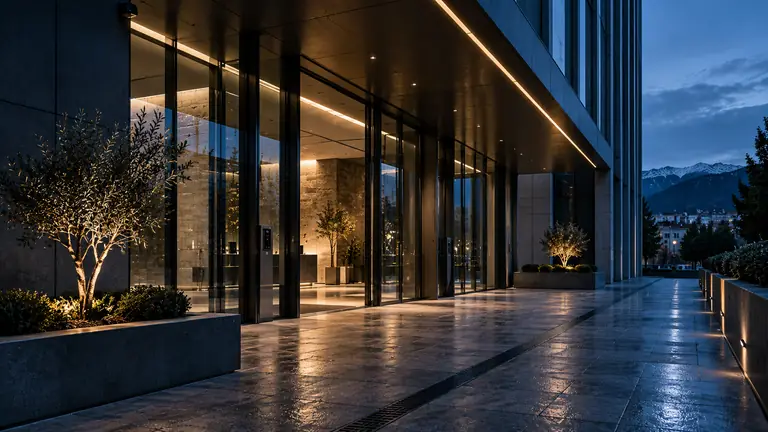 Siège vitré d'une grande entreprise, de nuit.