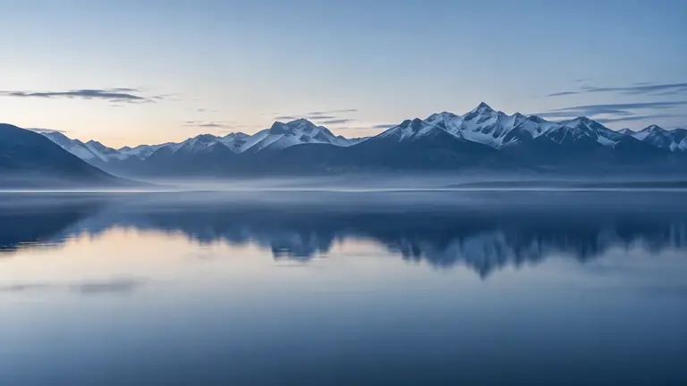 Lac et chaîne de montagnes de Suisse romande au crépuscule.